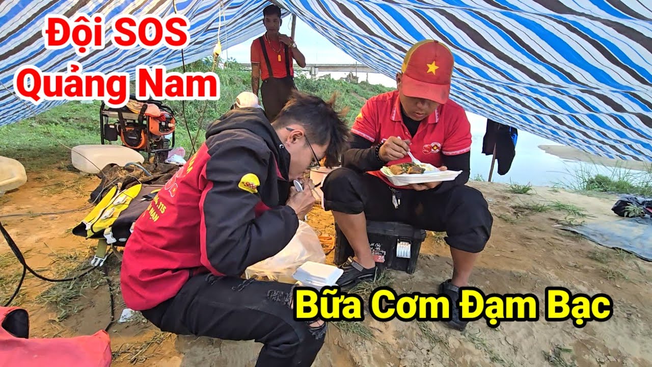 TIN NÓNG THU BỒN: Đội SOS Quảng Nam Ăn Cơm Vội Bên Sông, Quyết Tìm Bằng Được Người Mất Tích