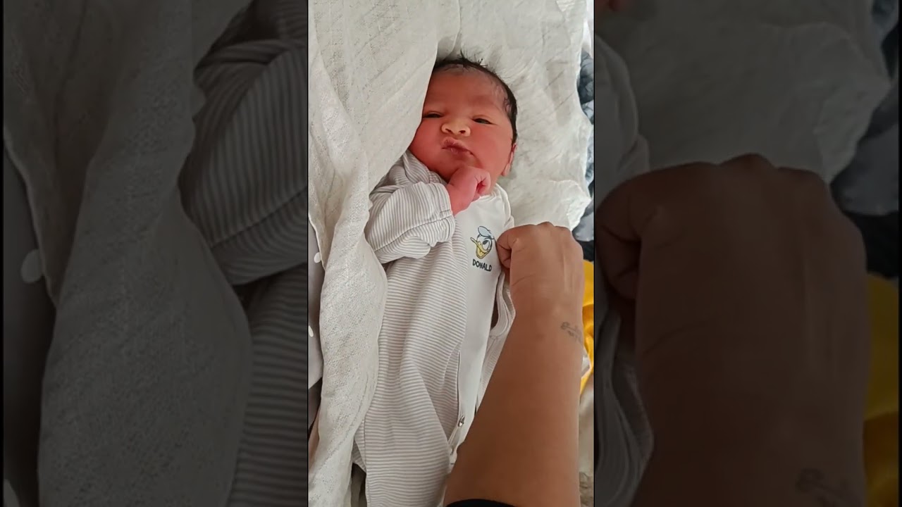 NewbornBaby1st BathFullVideo..HowToBath a NewbornBaby #ytshorts #shortfeed #newborn #browsefeatures 