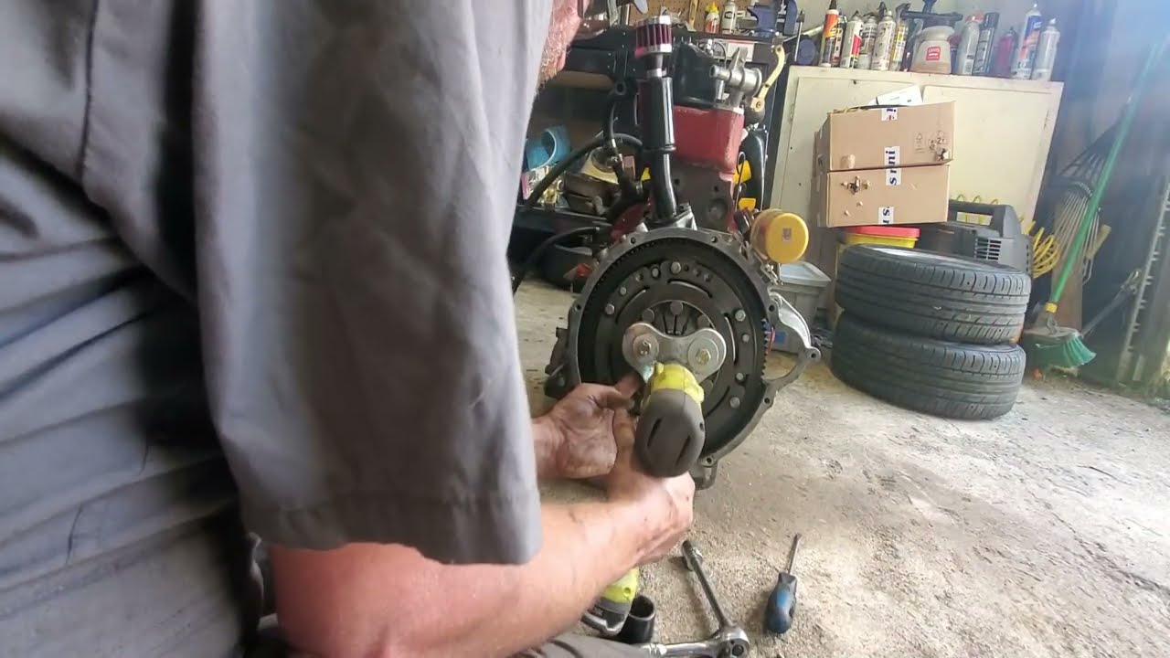 Classic Mini: Removing the Clutch Assembly from a 1275cc engine