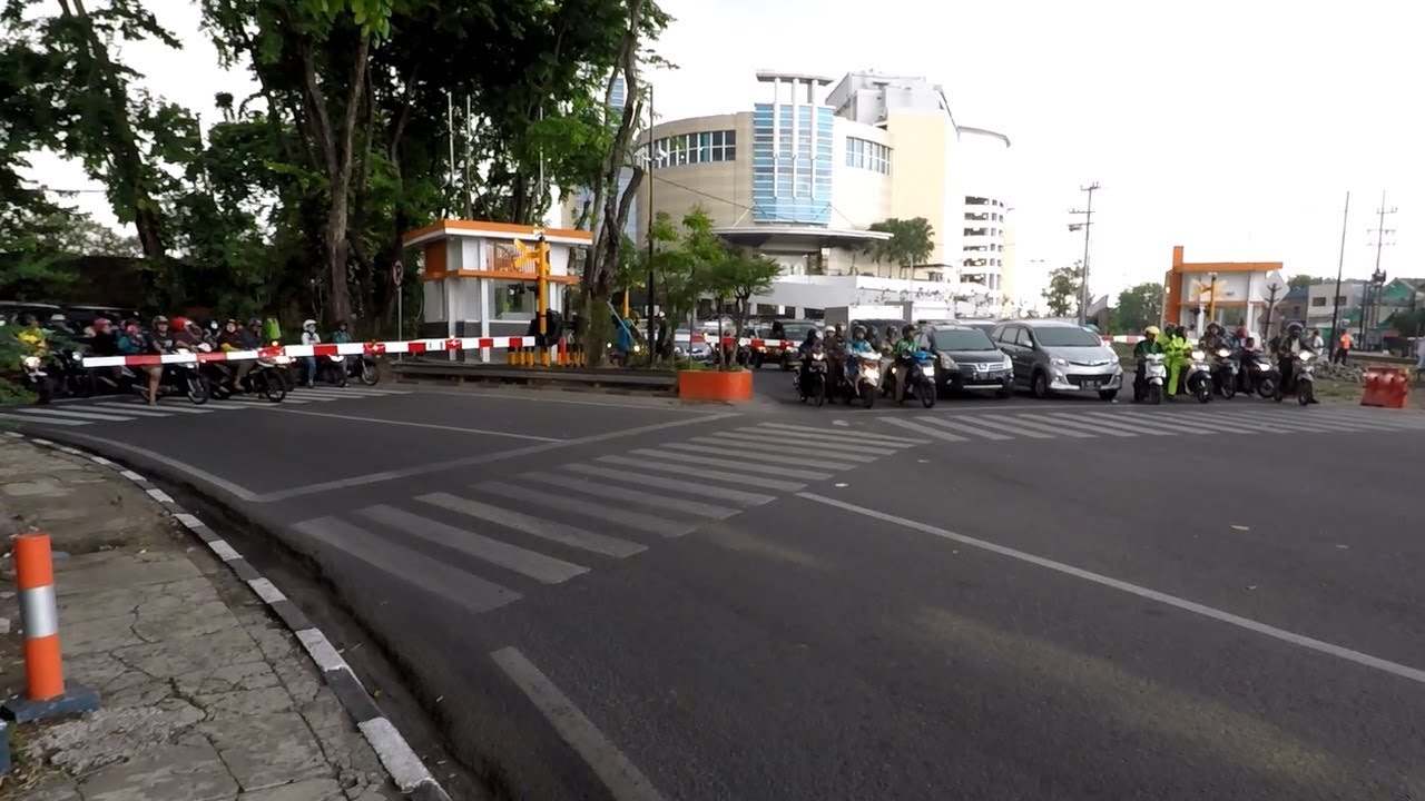 Perlintasan RSI Wonokromo dengan Pintu Barunya yang Panjang dan Unik