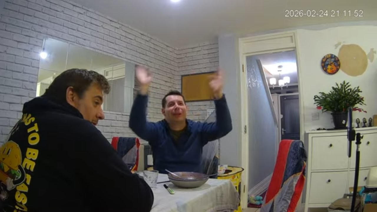🔴 24/7 LIVE: Italian Couple in London - Real Life [DINING ROOM 🍽️] - MiGIPepeVibes - Cam 2