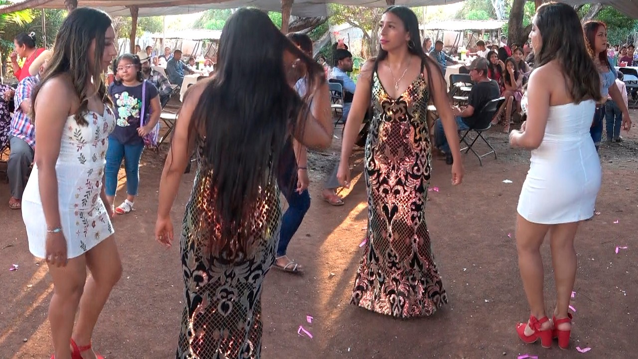 QUE HERMOSAS SON LAS CHICAS DE TIERRA CALIENTE QUE BAILAZO DE LUJO TE ENCANTARA EL  VIDEO IMPERDIBLE