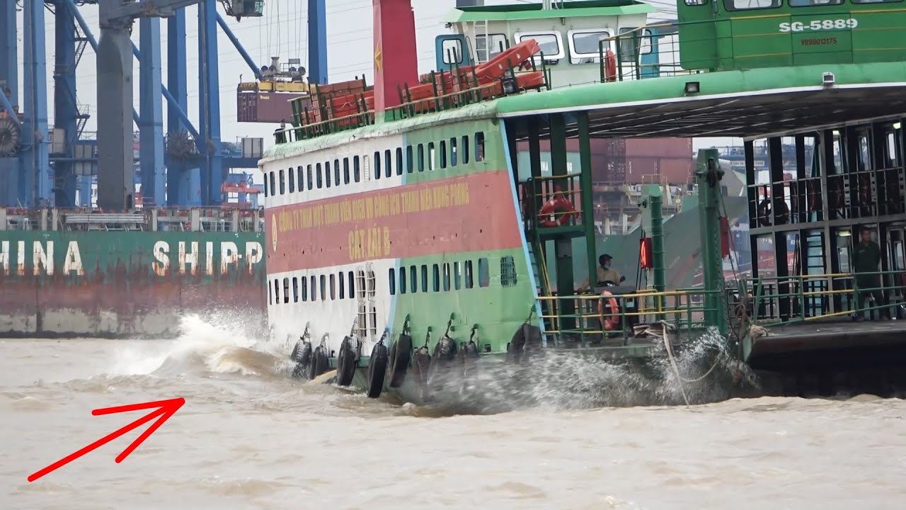 Phà nhảy sóng vì du thuyền đi tốc độ cao và xem tàu container ở Cảng Cát Lái