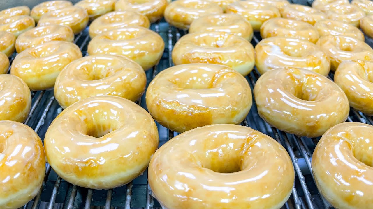 Doughnuts (DONUTS), Glazed, Fresh & Fluffy. How It's Made? Inside The Krispy Kreme Factory