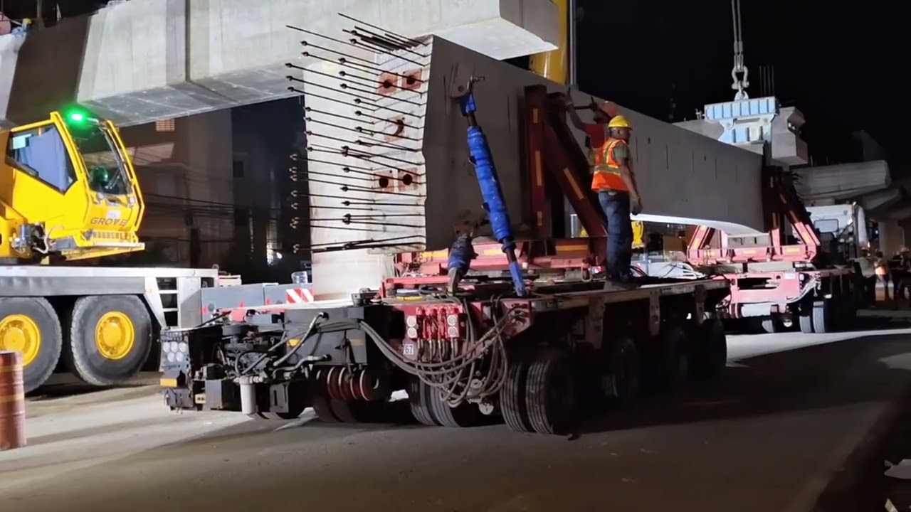 27 de diciembre de 2025 Colocación de una de las vigas del monorriel.