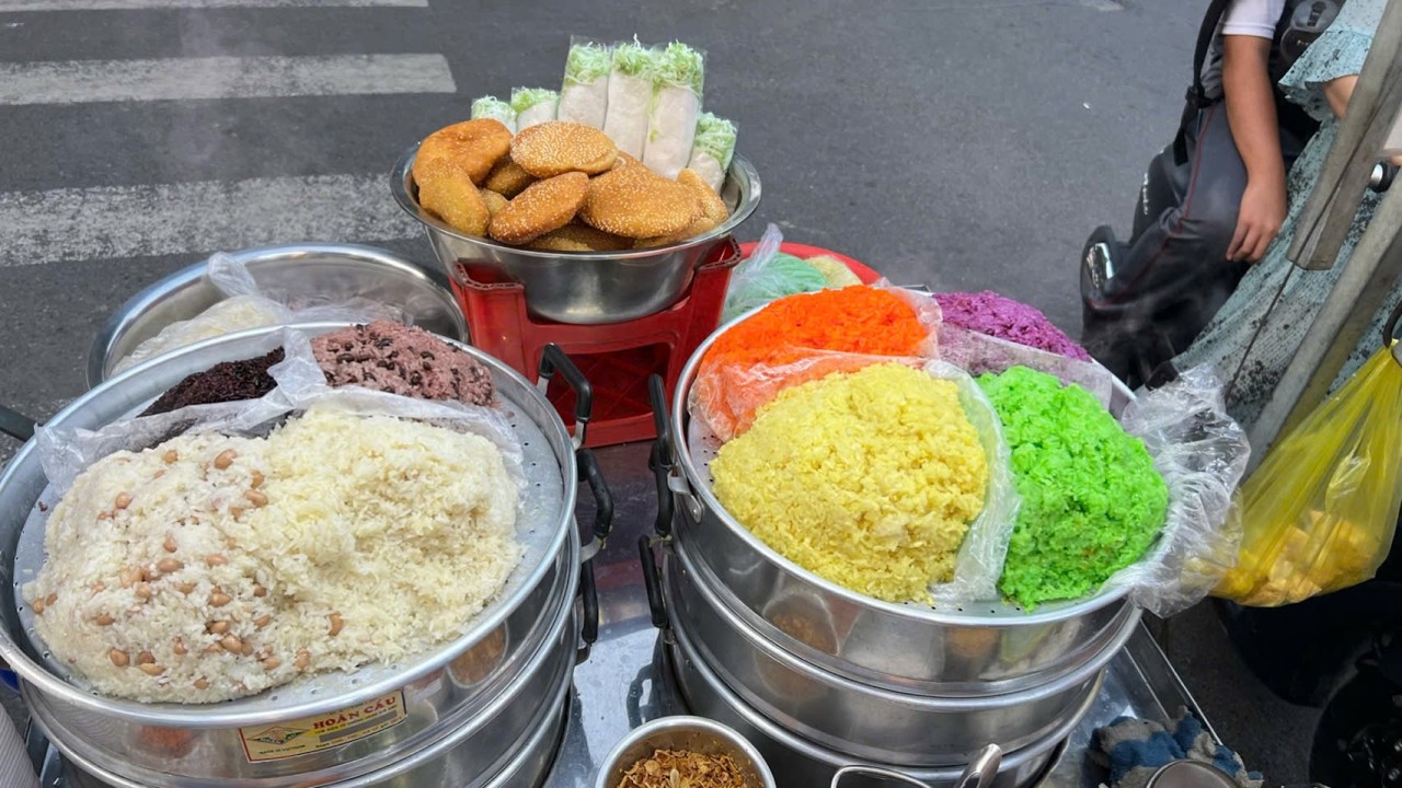 What Do Vietnamese Sell at Morning Markets? The Most Popular Vietnamese Dishes You Must Try
