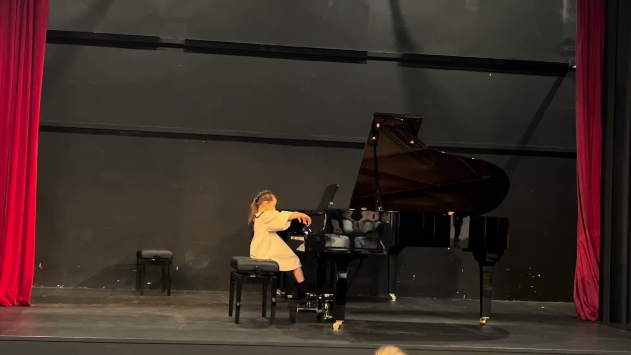6 years old Maya won First Prize with “Marée de Soir” by J. Linn