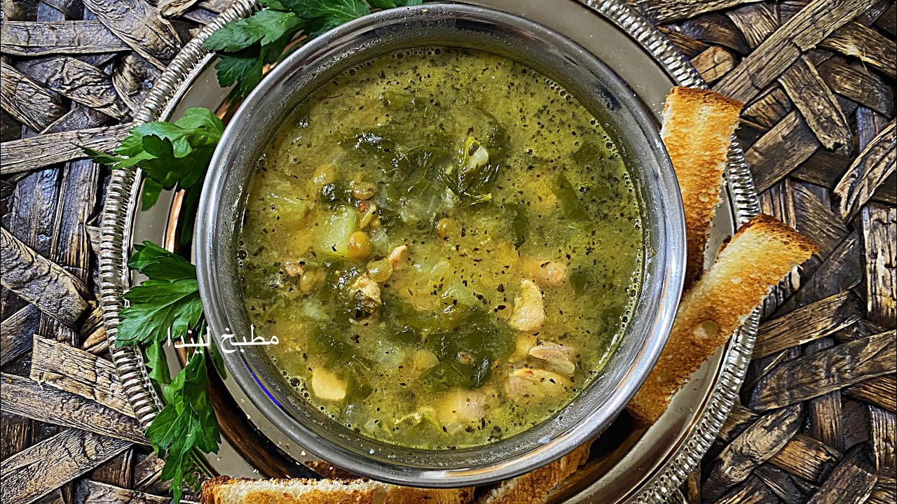شوربة العدس بالسلق صحيه وموادها متوفره بكل بيت