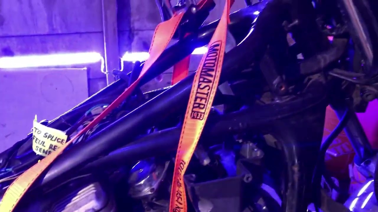 VF700 Honda Magna - Radiator & Carb Removal