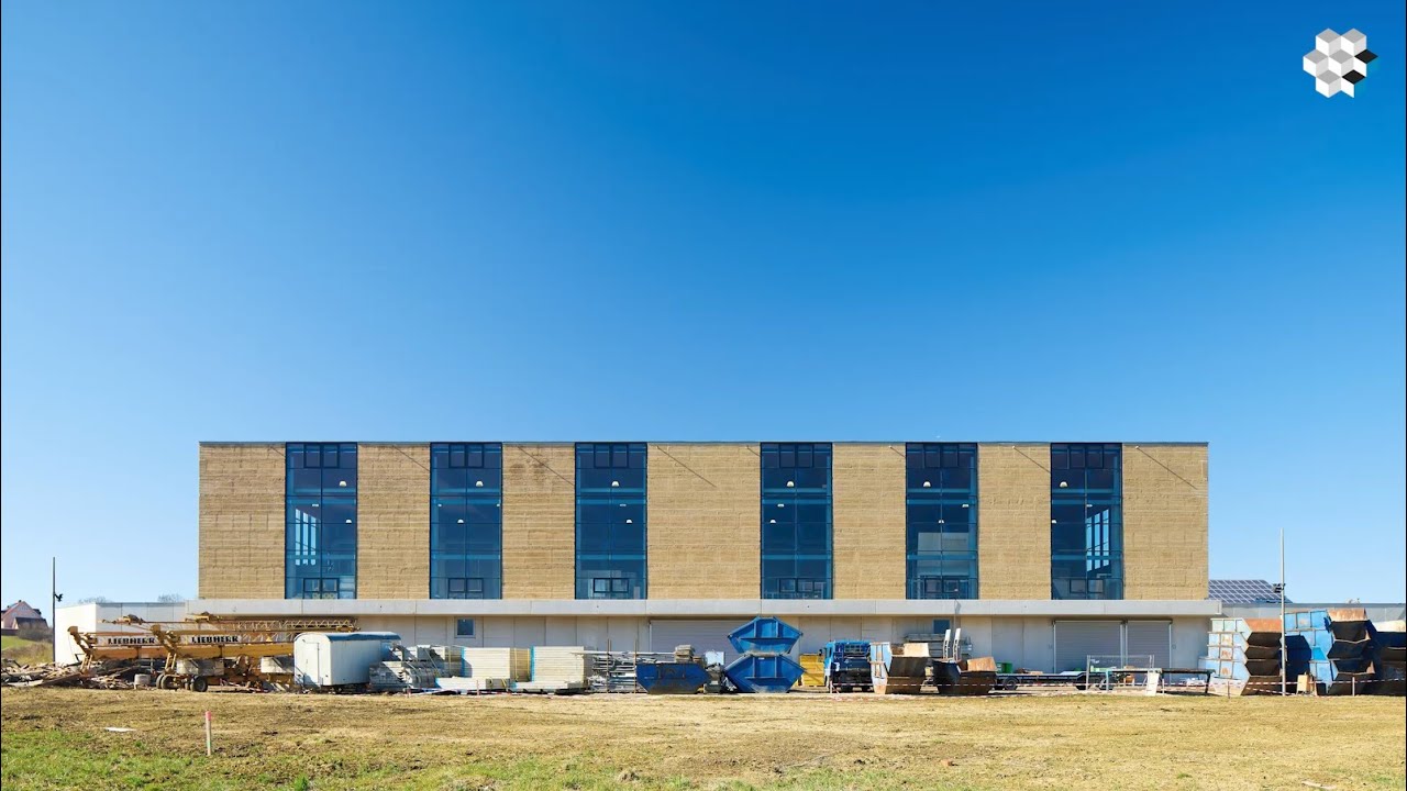 Nachhaltiges Bauen in Bayern: Eine Industriehalle aus Stampflehm