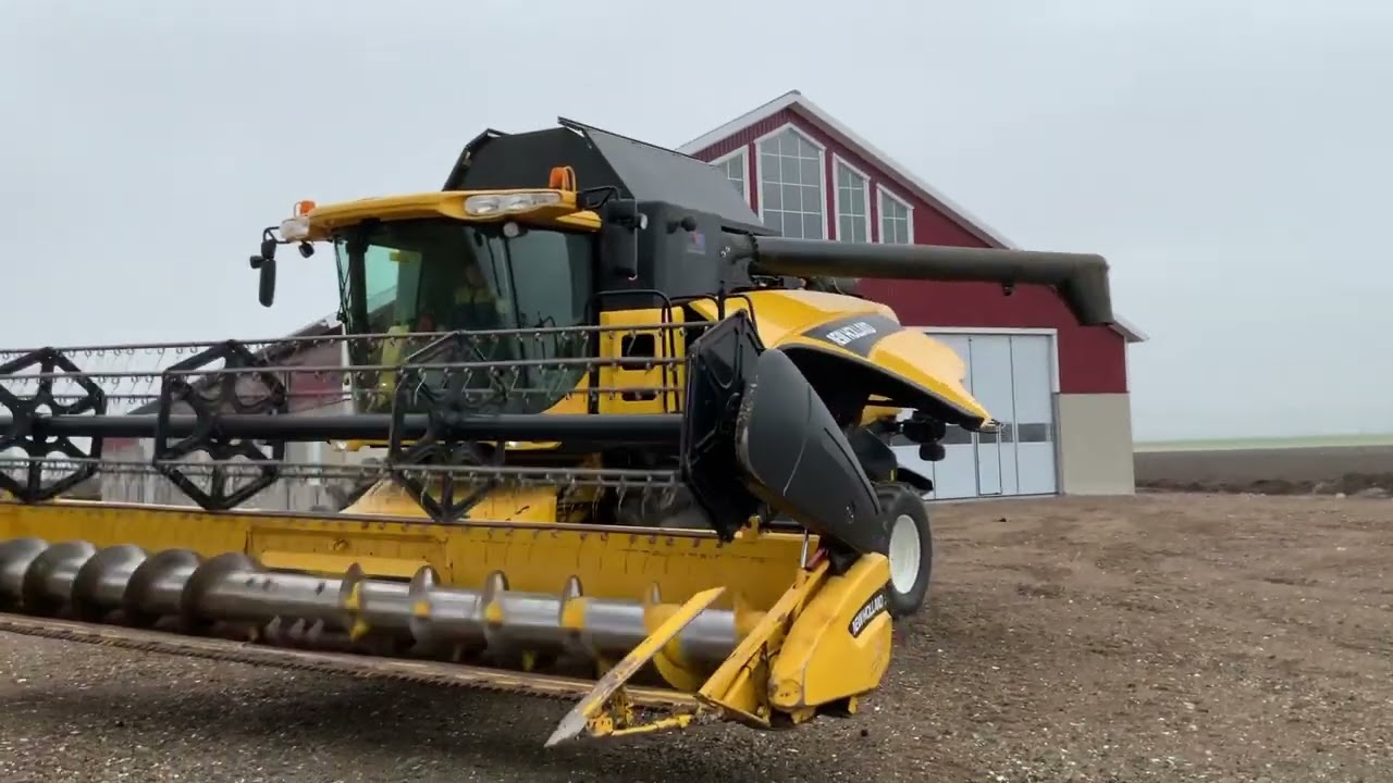 Köp Skördetröska New Holland CX 840 24 fot med skärbordsvagn på Klaravik