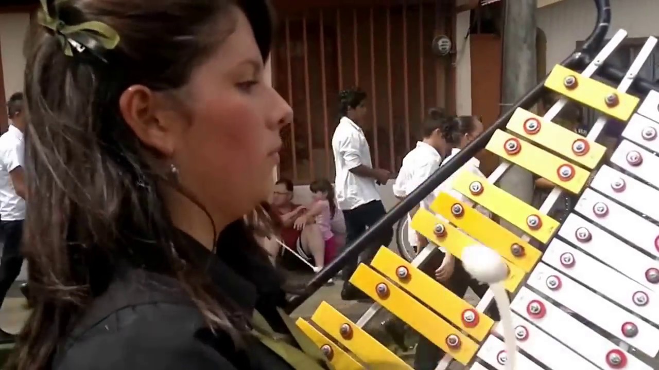 #tematicaparabandas ejecutan Alegria di coyo con la banda