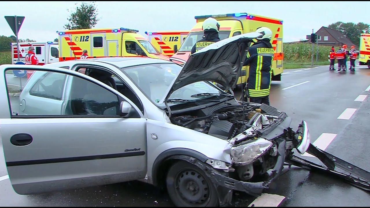 SCHWERER UNFALL - 4 ERWACHSENE UND 2 KLEINKINDER NACH VORFAHRTSMISSACHTUNG VERLETZT