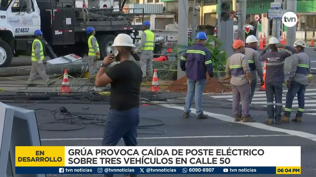 Grúa provoca caída de poste eléctrico sobre tres vehículos en Calle 50
