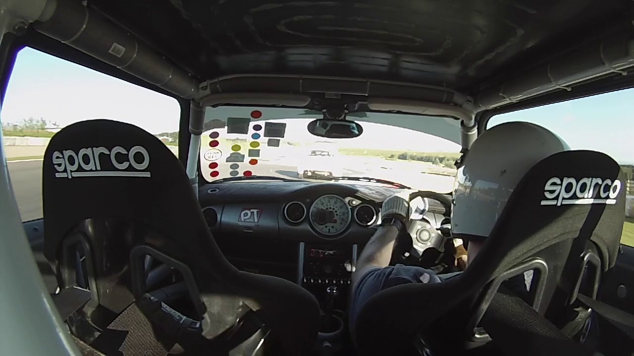 Track Battle at Knockhill R53 Cooper S vs Track Clio 172