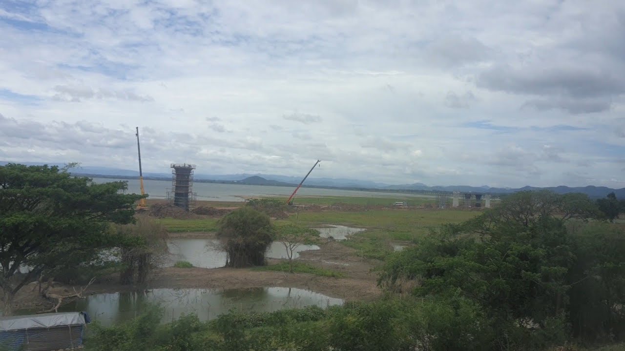 ชมวิวลำตะคอง มองเห็นตอม่อรถไฟความเร็วสูงกำลังก่อสร้างในเขื่อน เสร็จแล้ววิวคงสวยมาก