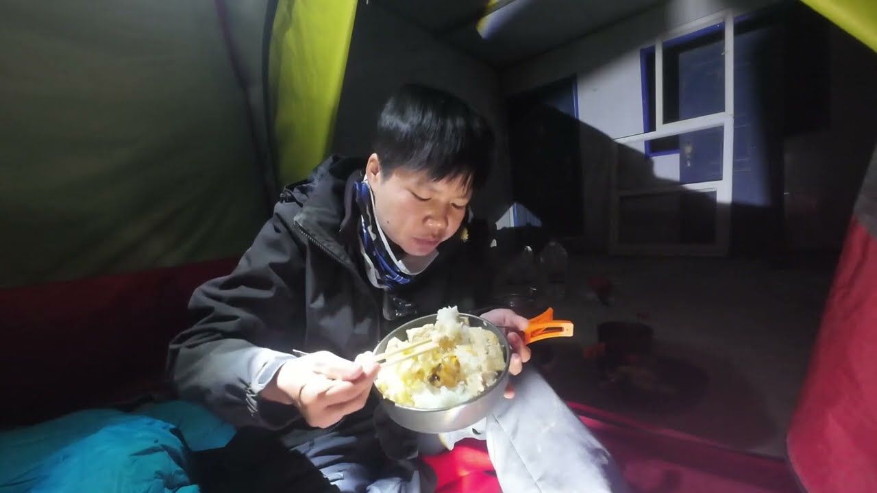 【田七浪迹天涯-忆往昔】姑娘一人骑行新疆，担心被狼袭击，直接拿斧子防身#田七浪迹天涯#穷游的田七#骑行#骑行 #田七穷游祖国