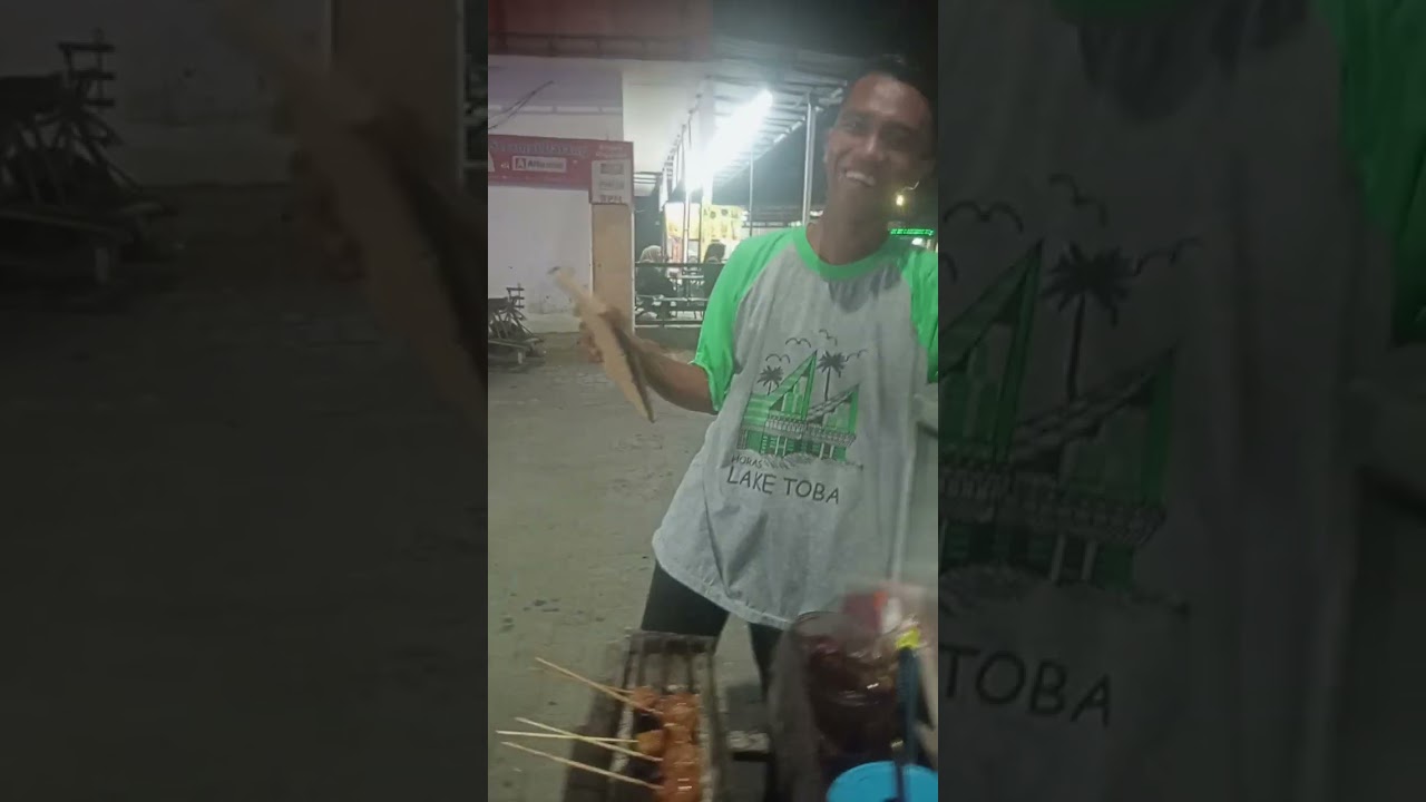 Ini kami  di kasih rezeki  bakso bakar sama wak tukang bakso bakar 
