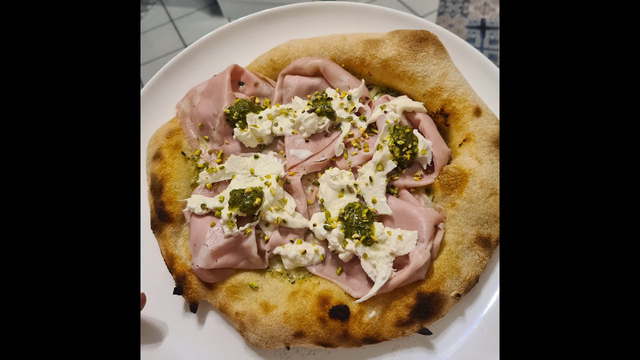 Pizza tonda fatta in casa con 70% idratazione. 24 ore di lievitazione!! ( 3 parte stesura e cottura)