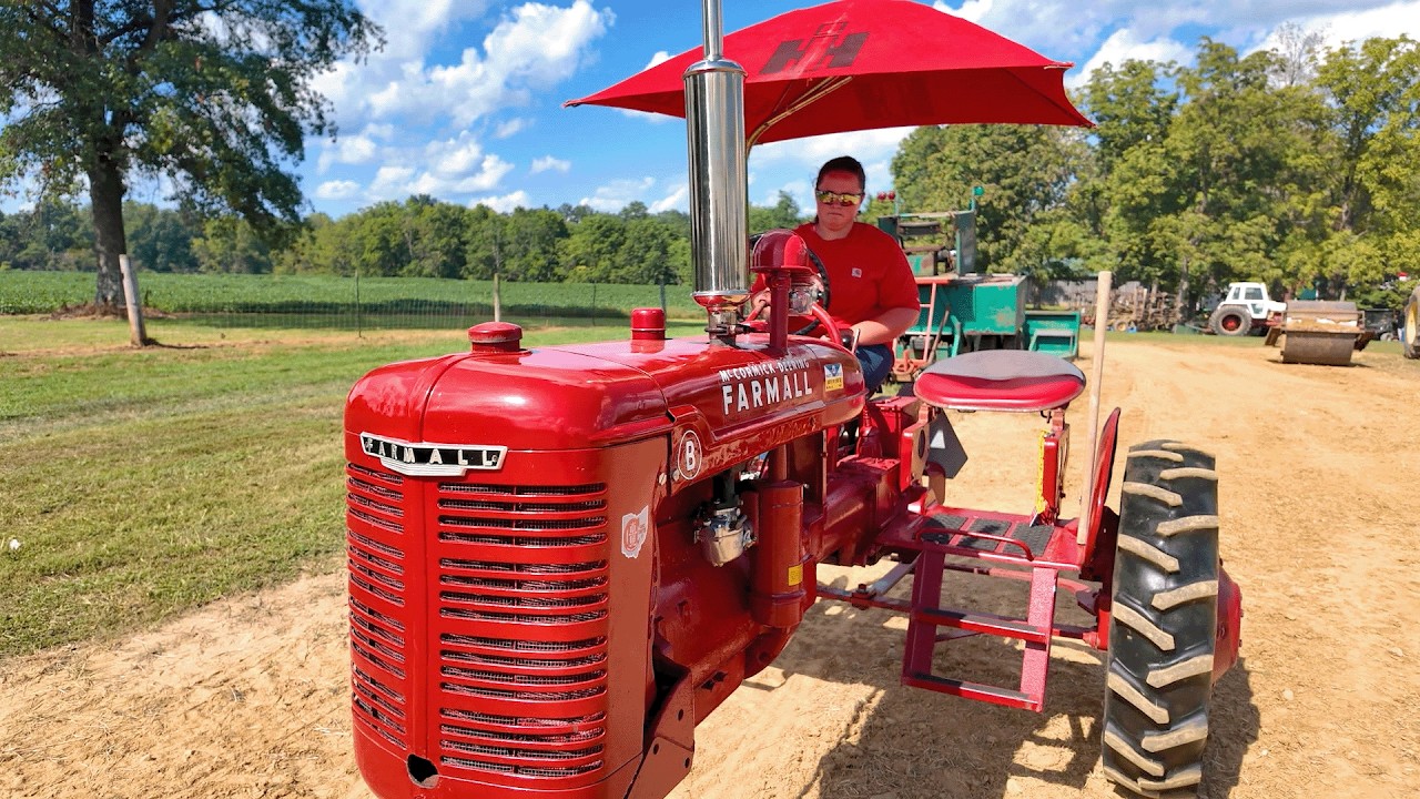 Юная поклонница Farmall! Знакомьтесь, Хайди, которая посещала выставку старинной техники Ohio Val...