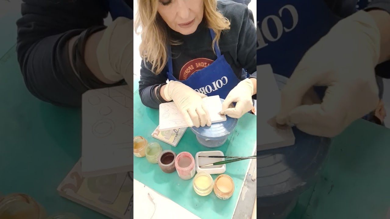 tecnica furba per disegnare su mattonella con colori ceramici.