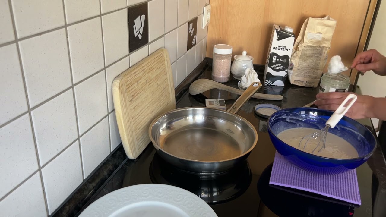Pfannkuchen mit gesundem Öl in der Stahlpfanne