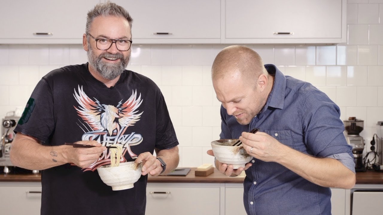 Adam Alsing och Matgeek äter nudlar