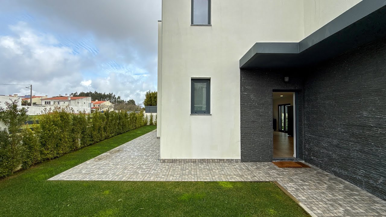 MORADIA T4 · CONSTRUÇÃO RECENTE · JARDIM PRIVADO · ABRUNHEIRA · ARRENDAMENTO