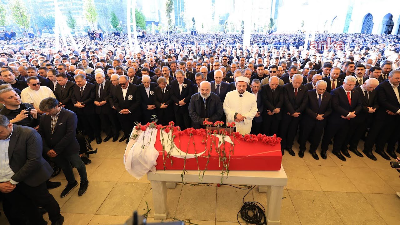Sırrı Süreyya Önder son yolculuğuna uğurlandı: Cenaze namazını İhsan Eliaçık kıldırdı