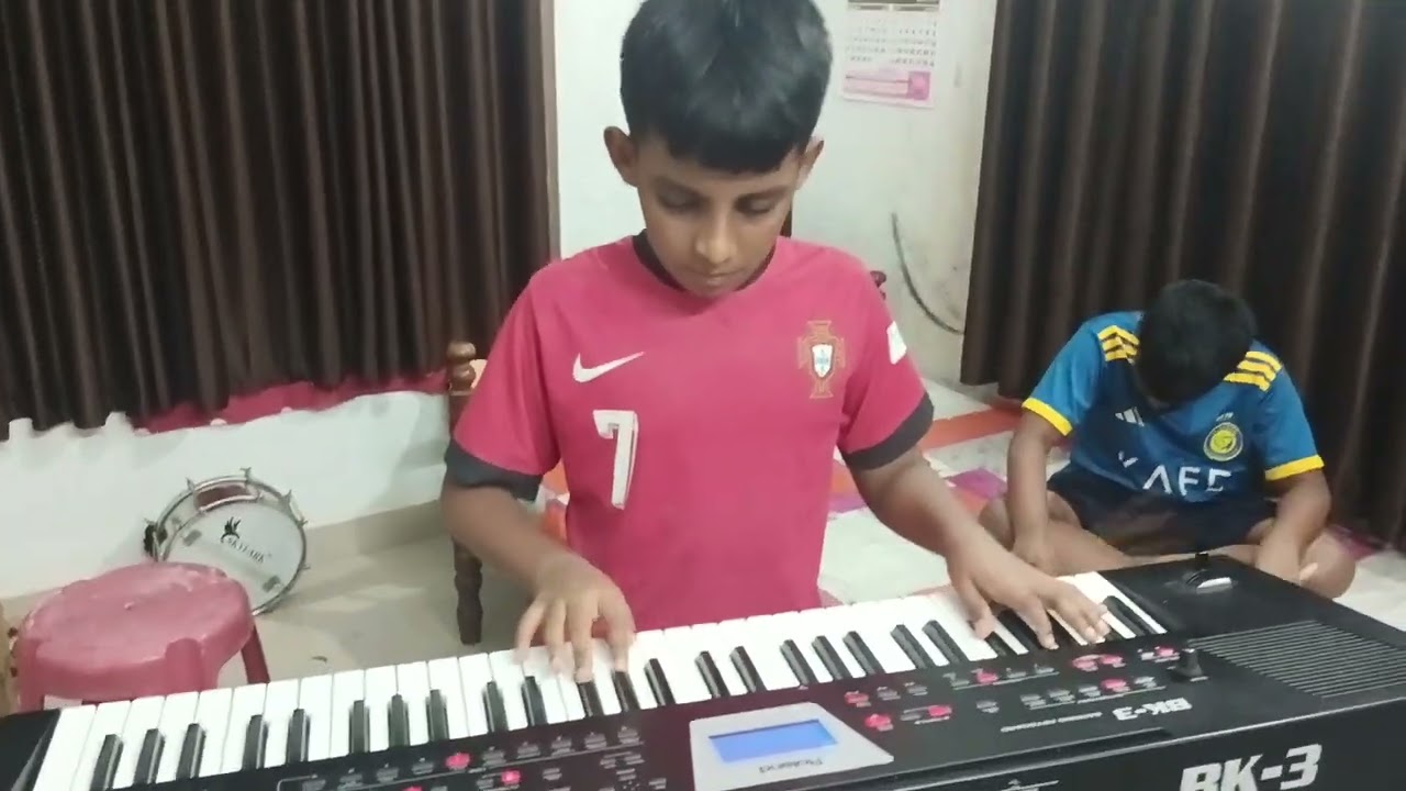 അന്ത്യകാല അഭിഷേകം എന്ന ഗാനം കീബോർഡിൽ വായിക്കുന്ന ക്രിസ്റ്റോ ആൽബിൻ ജൊഹാൻ ആൽബിൻ