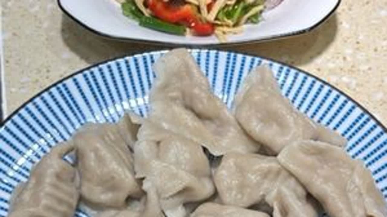 本来心情美美的，寻思包点心心念念的酸菜饺子。这一大早的，被臭小子气到暴揍一顿，咋喊都不起，他还像头倔驴，没吃饭生气走了。#陪读妈妈 #我的厨房日记