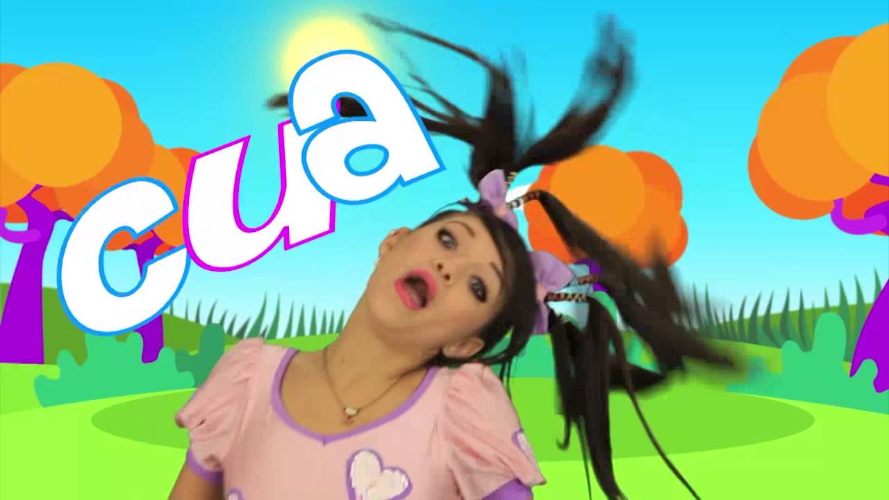 Yo soy el pato patito en la casita de la muñequitas