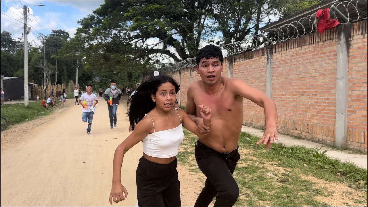 Cuando tienes novia en un barrio peligroso😂🤦🏻‍♂️(suscribete) #colombia #humor #barrio