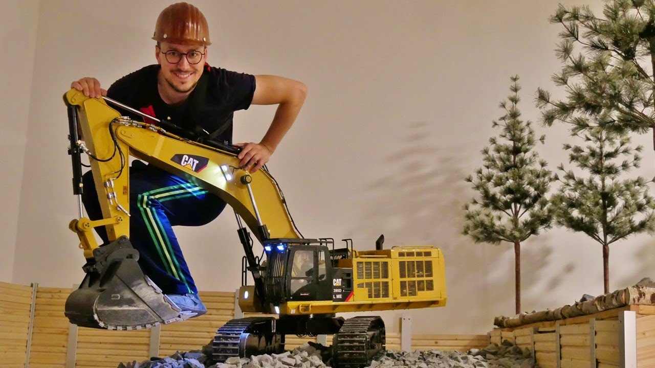 HUGE RC Excavator lifting its operater CAT 390D LME 1/8th scale RC Modellbagger hebt seinen Bediener