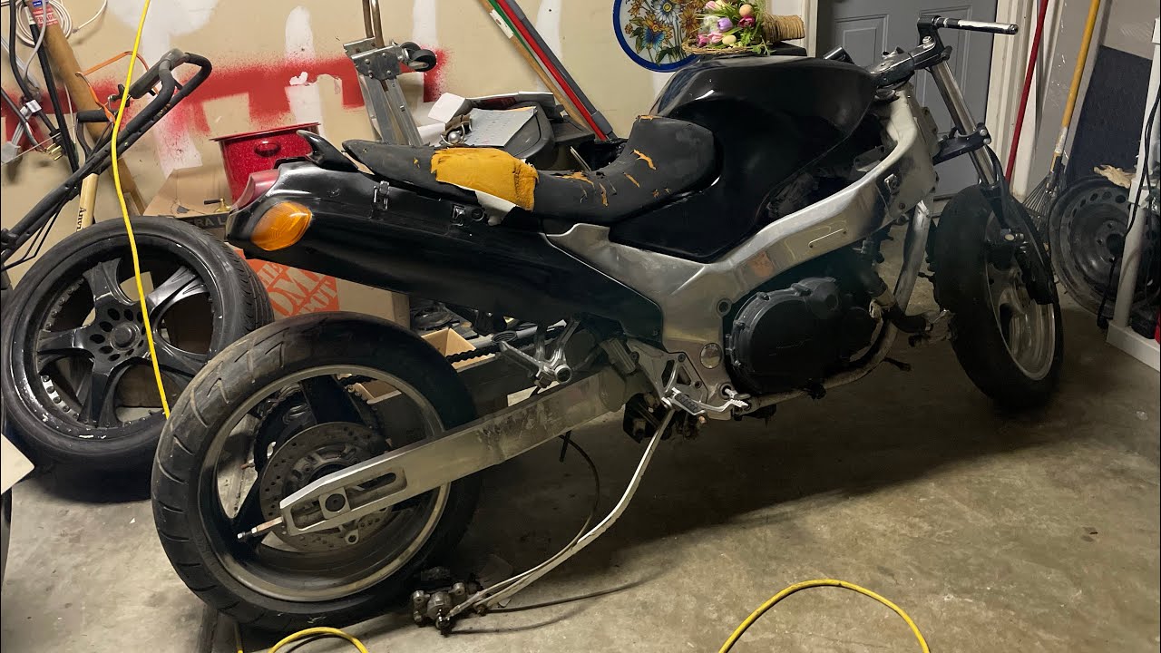 Удлинённый ZX1100 снова выглядит как мотоцикл.