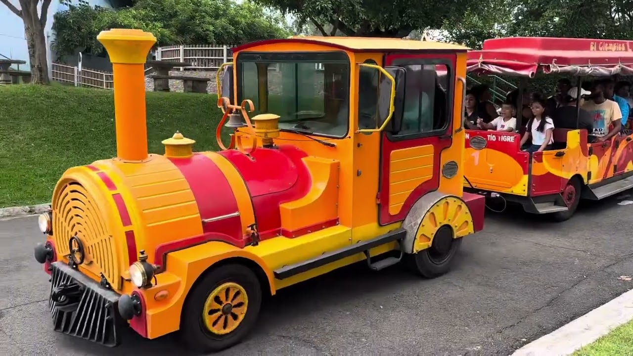 Tren ciempiés parque diversiones
