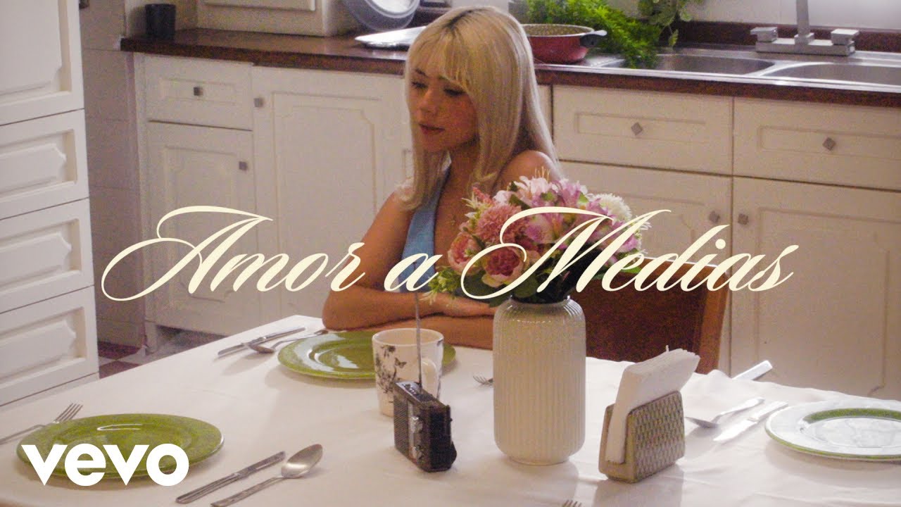 Andie Gago - Amor a Medias (Lyric Video)