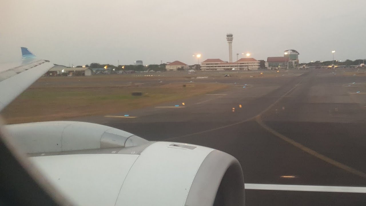 Garuda Indonesia PK-GHG landing at Surabaya Juanda International Airport