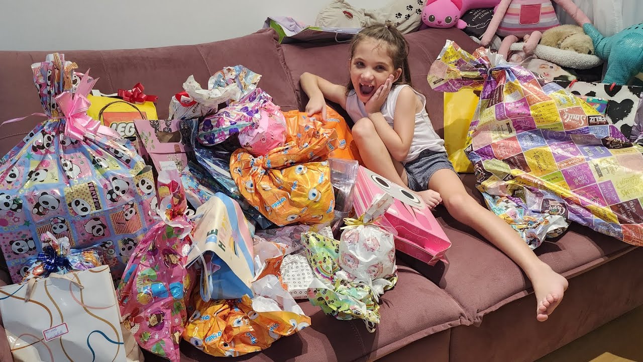 Abrindo meus presentes de aniversário de 7 anos.