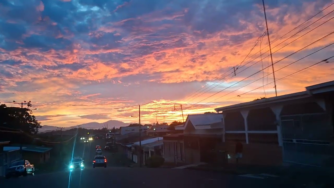 Atardecer visto desde barrio corales 2 en puerto Lim&oacute;n Costa Rica.