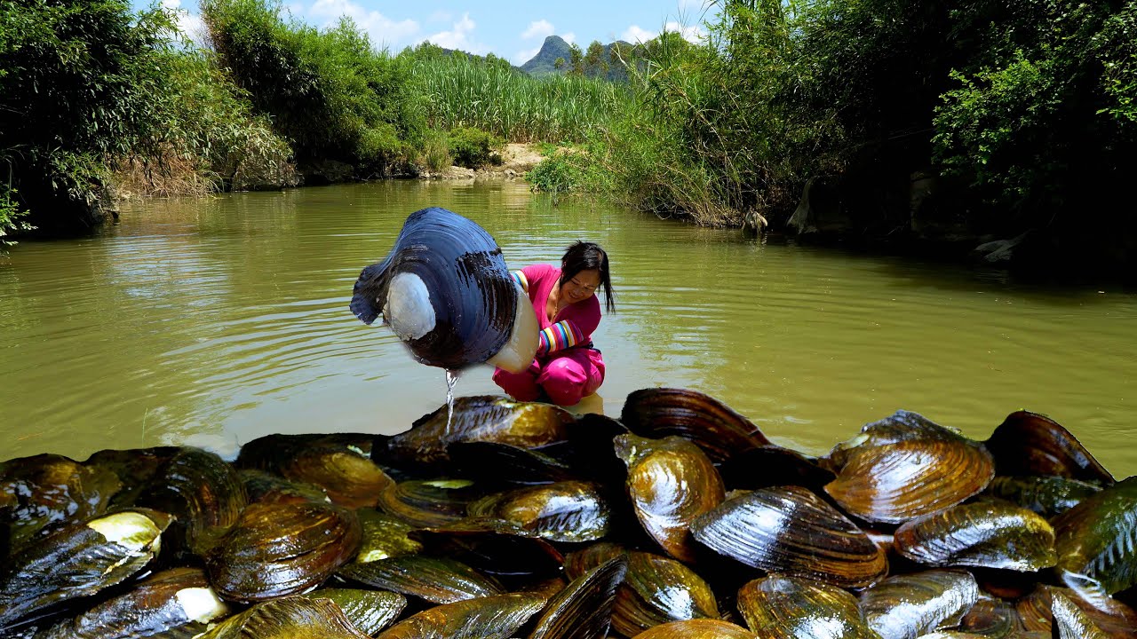 The girl pried open the giant clam, which contained countless charming pearls, so beautiful