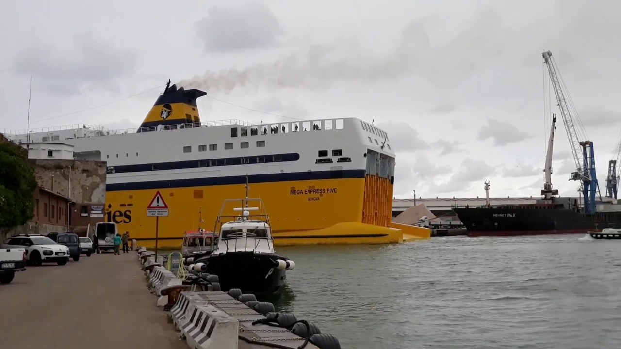 Mega Express Five in uscita dal porto di Livorno diretta a Golfo Aranci 14/05/2018 14:10
