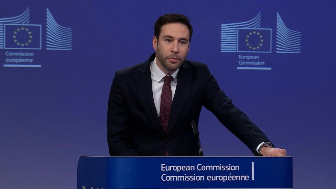 UE investiga rede social X por imagens de nudez geradas por IA | AFP