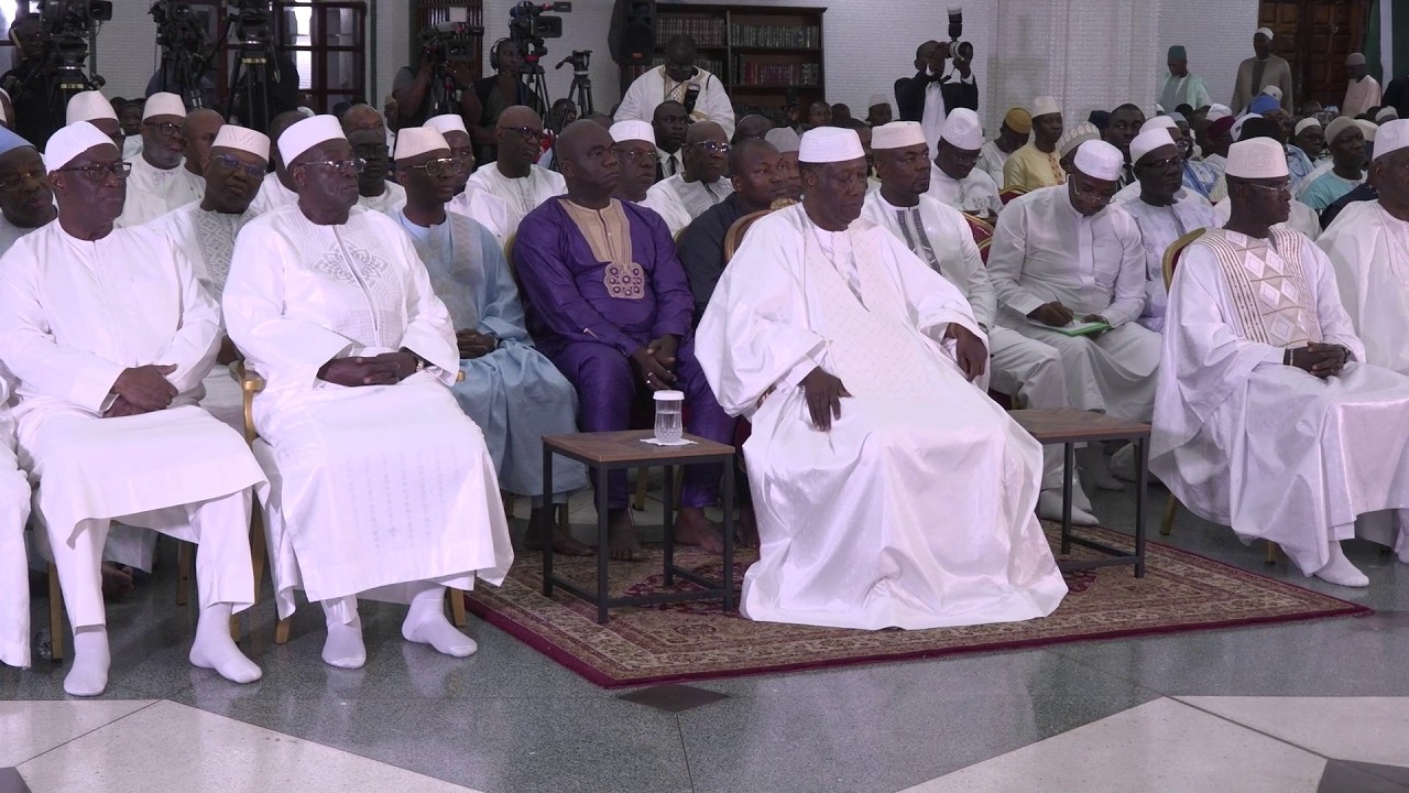 Nuit du Destin 2026 : Alassane Ouattara en prière avec les fidèles à la mosquée de la Riviera Golf