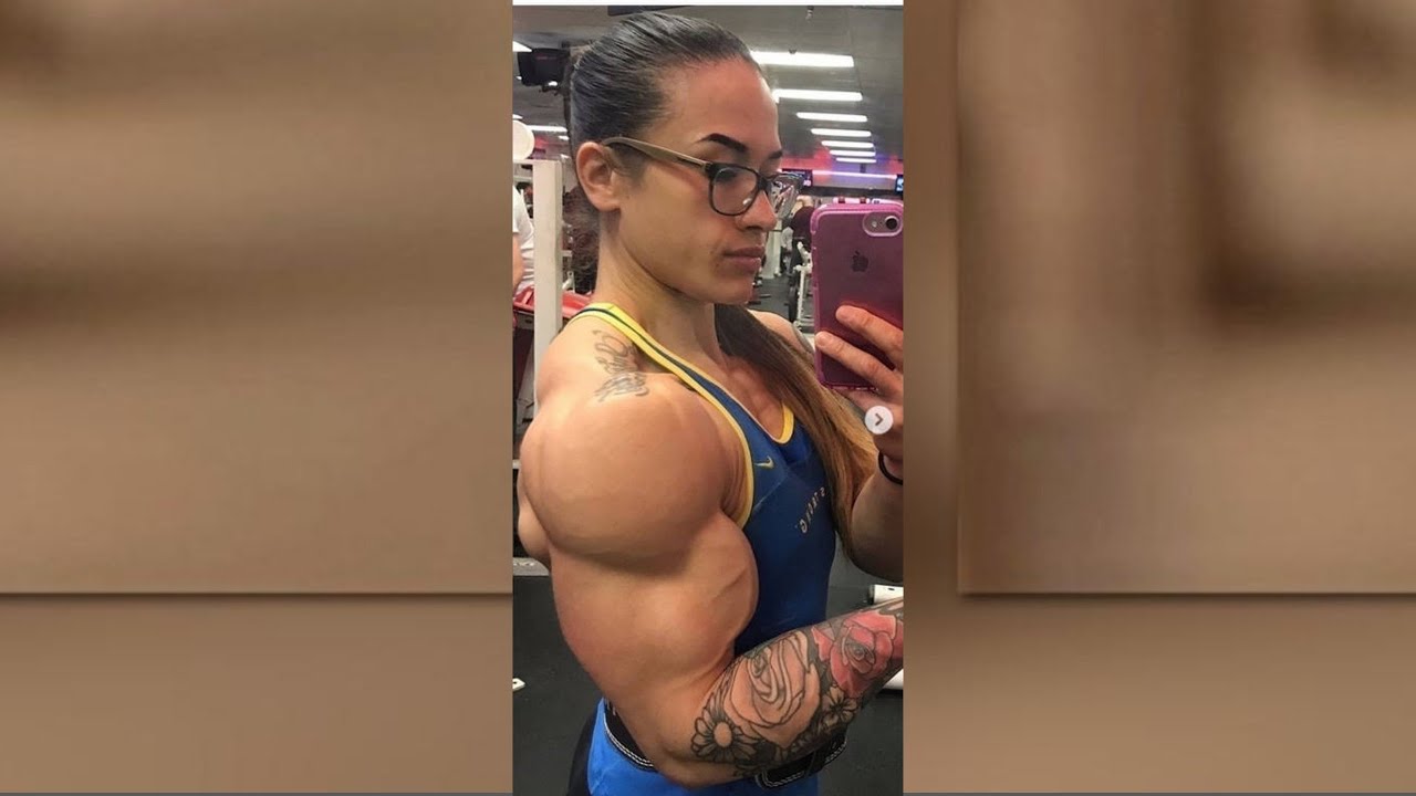 World's Biggest Female bodybuilder Flexing Biceps in Public  -  FBB Franchesca Mujica