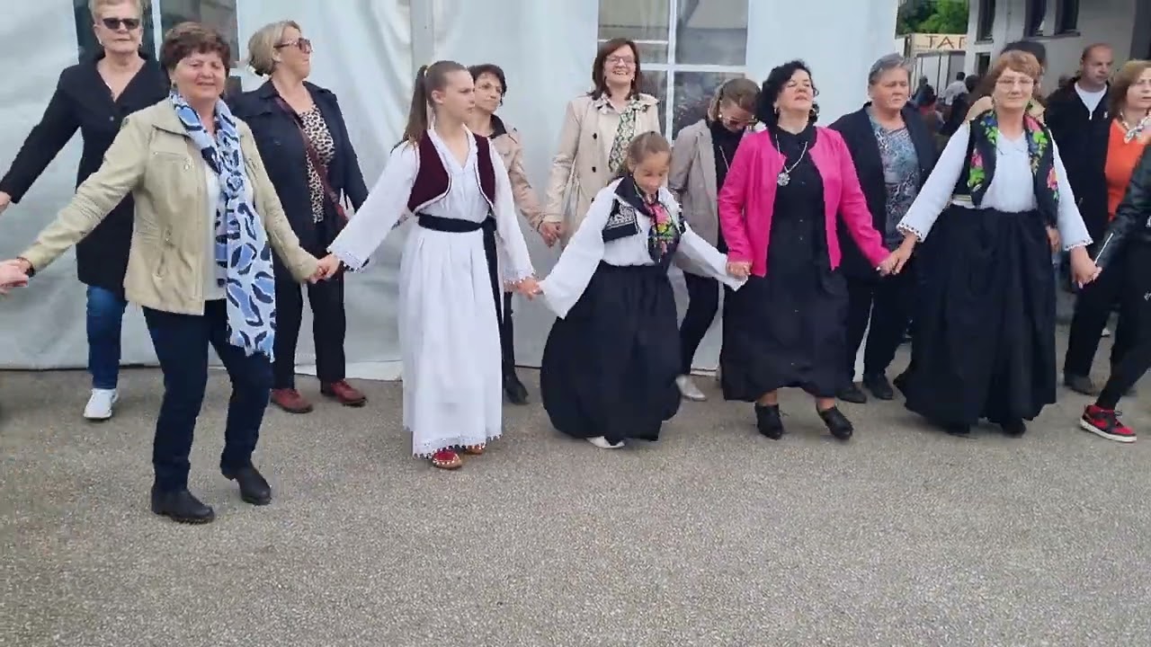 Narodno kolo poslije svete mise u Dubravici VITEZ