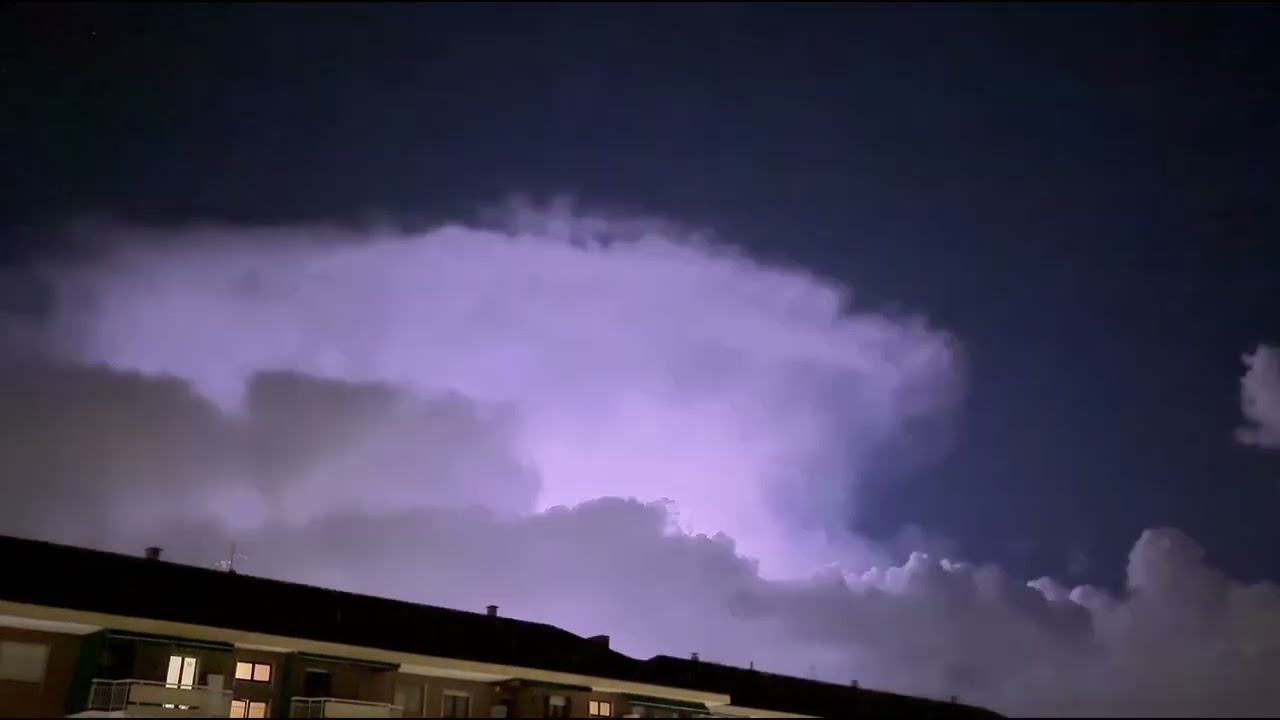 Maltempo Piemonte, temporali con saette no-stop: fulmini a ripetizione illuminano il cielo! 