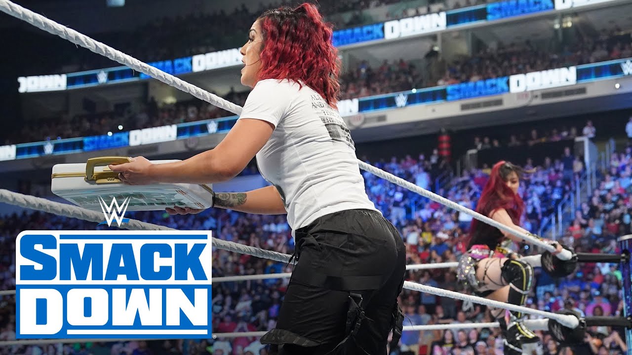 IYO SKY пытается заработать деньги во время матча за титул чемпиона WWE среди женщин Аска против ...