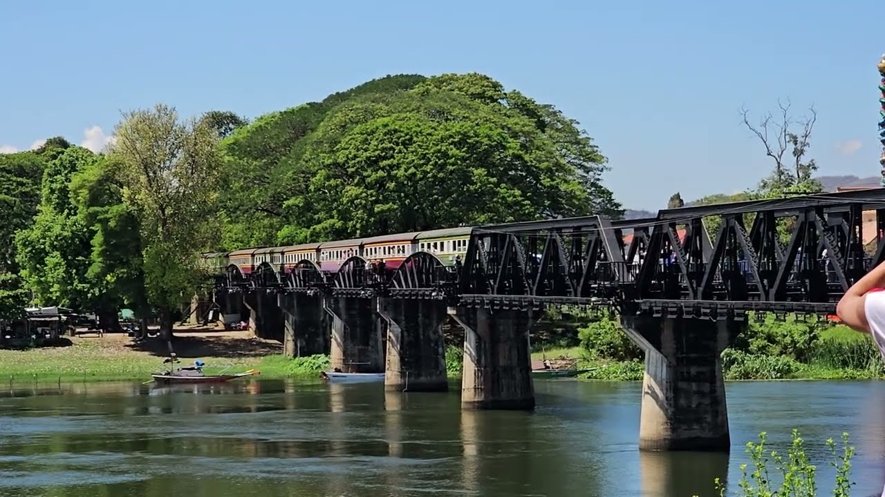 ผู้โดยสารคึกคัก รถธรรมดา 257 จอดสะพานแควใหญ่  ordinary train 257 at River Kwai bridge 