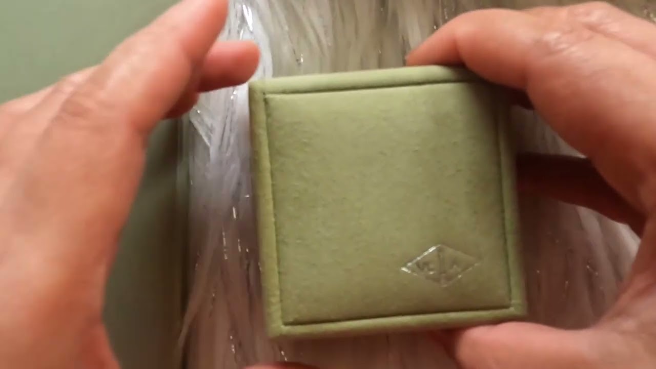 VCA Van Cleef and Arpels Unboxing: Which vintage Alhambra pendant do you think it is?